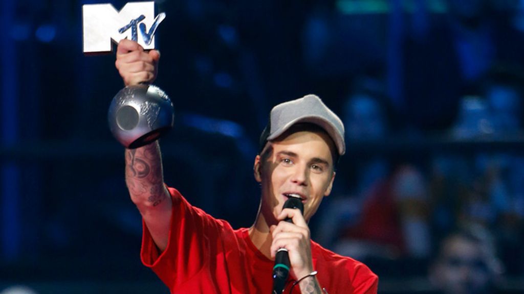 Bieber con uno de sus cinco premios