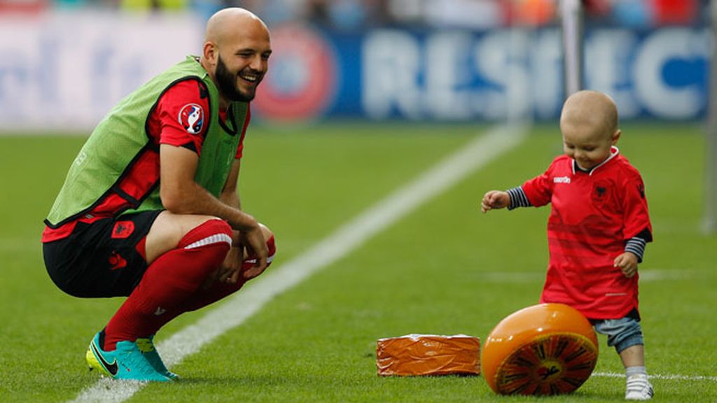 Lo más tierno de la Euro: Albania debuta con derrota pero los niños les pintan una sonrisa