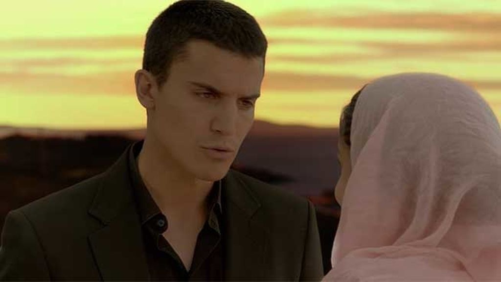 Aunque la atracción entre ambos es evidente, Fátima está prometida