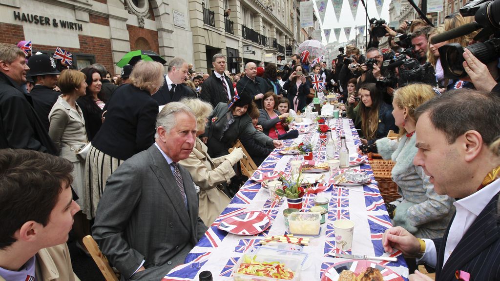 El príncipe Carlos, y Camilla, duquesa de Cornualles, en una comida callejera en Piccadilly, Londres