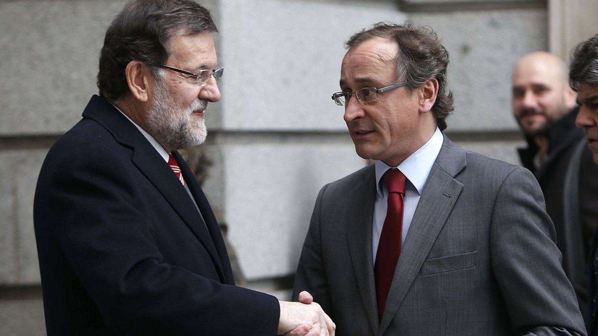 Rajoy saluda al ministro de sanidad a su llegada al Congreso