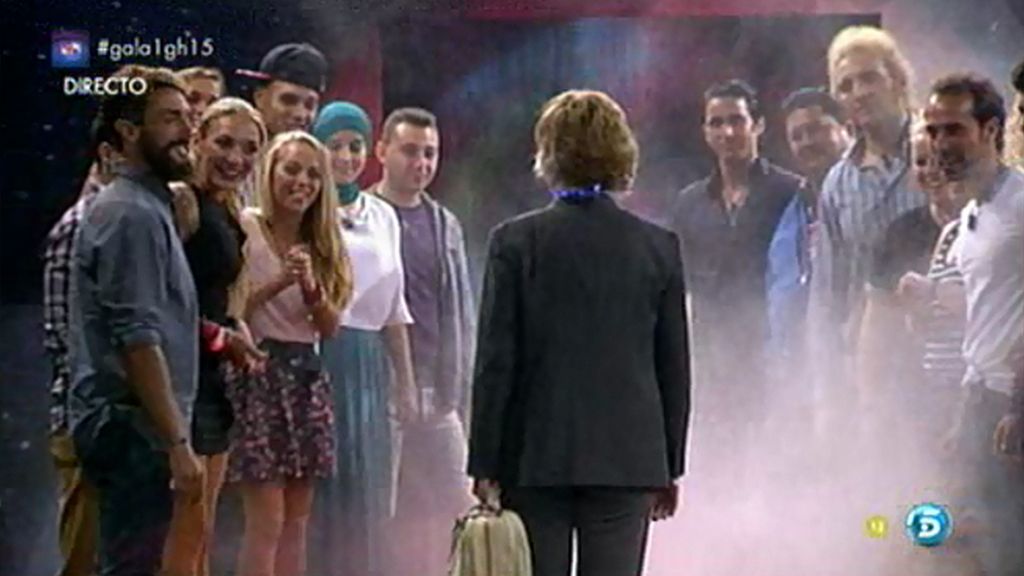 Mercedes entra acompañada de la gallina Falacia