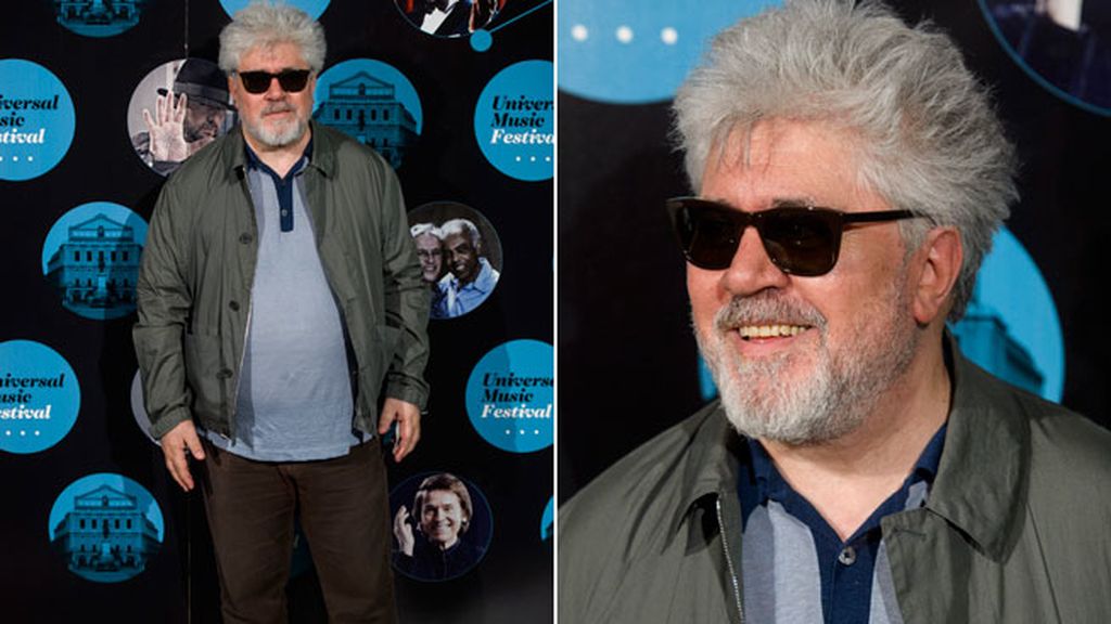 Almodóvar, gran amigo de Caetano, posó con sus gafas de sol oscuras