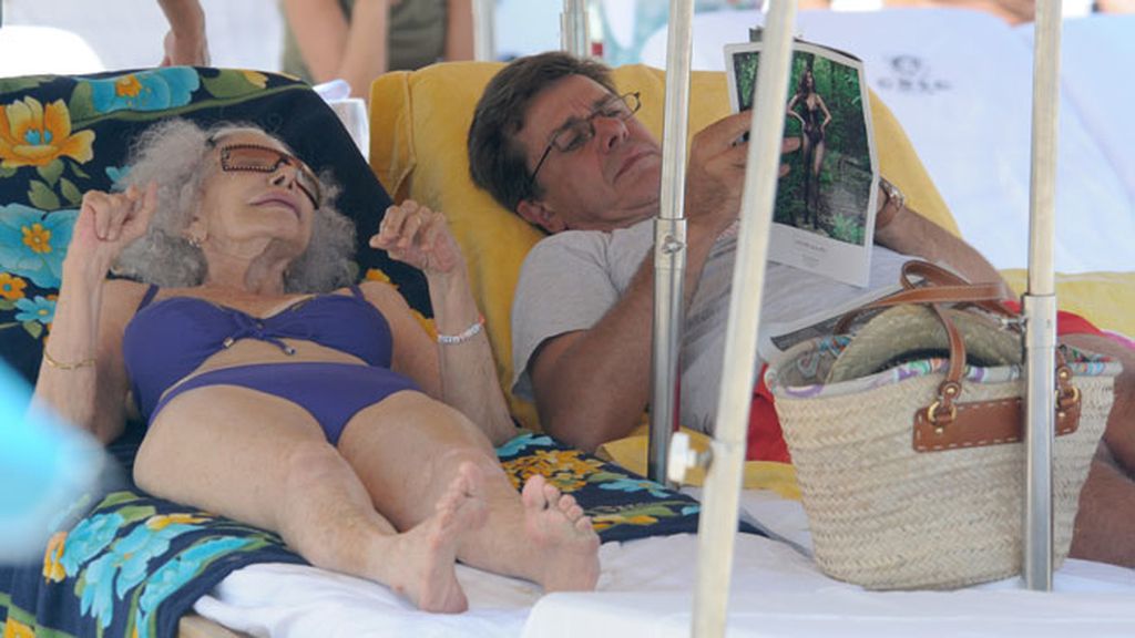 Cayetano Martínez de Irujo está disfrutando de unos días junto a su madre