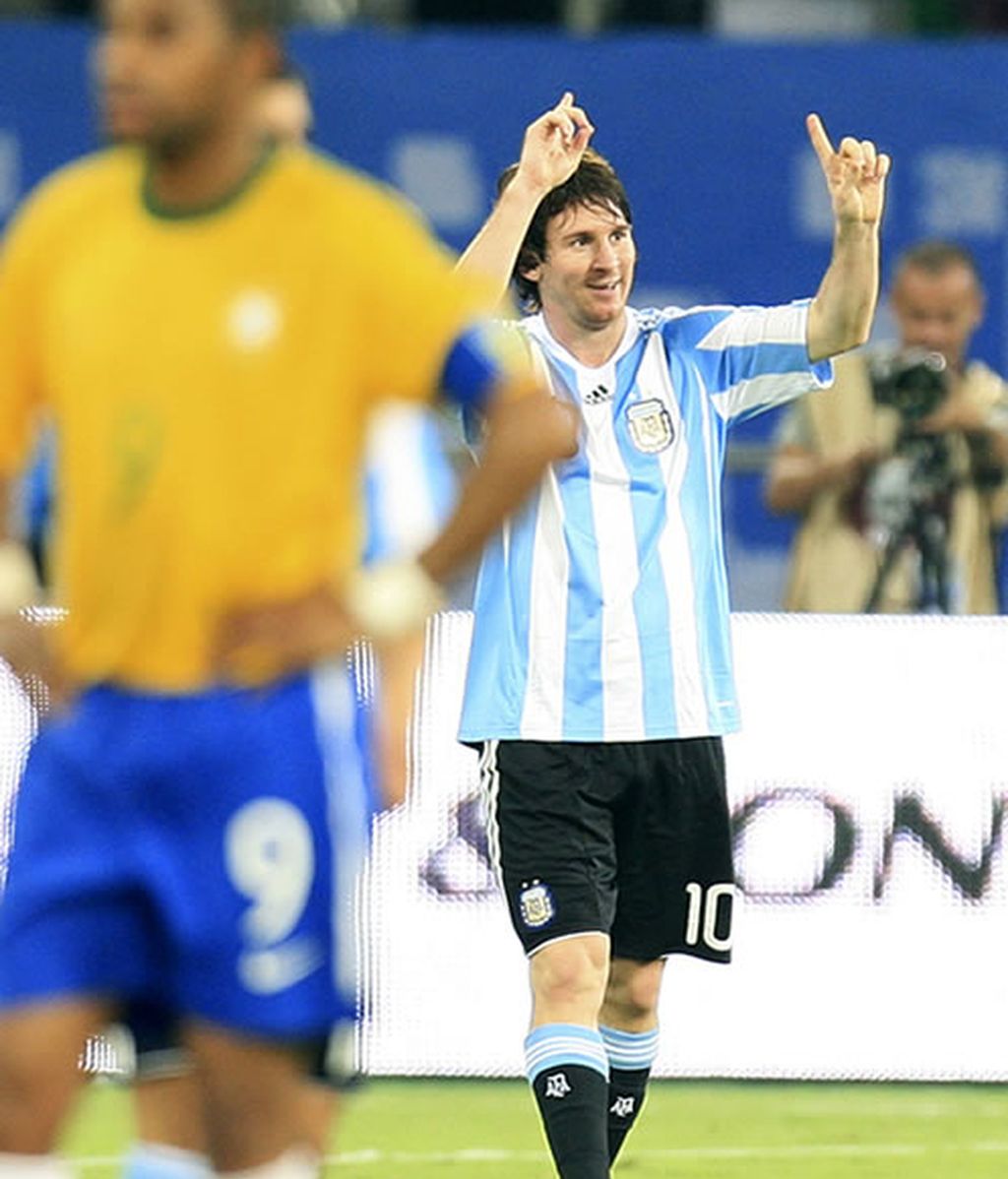 Messi celebrando su gol ante Brasil