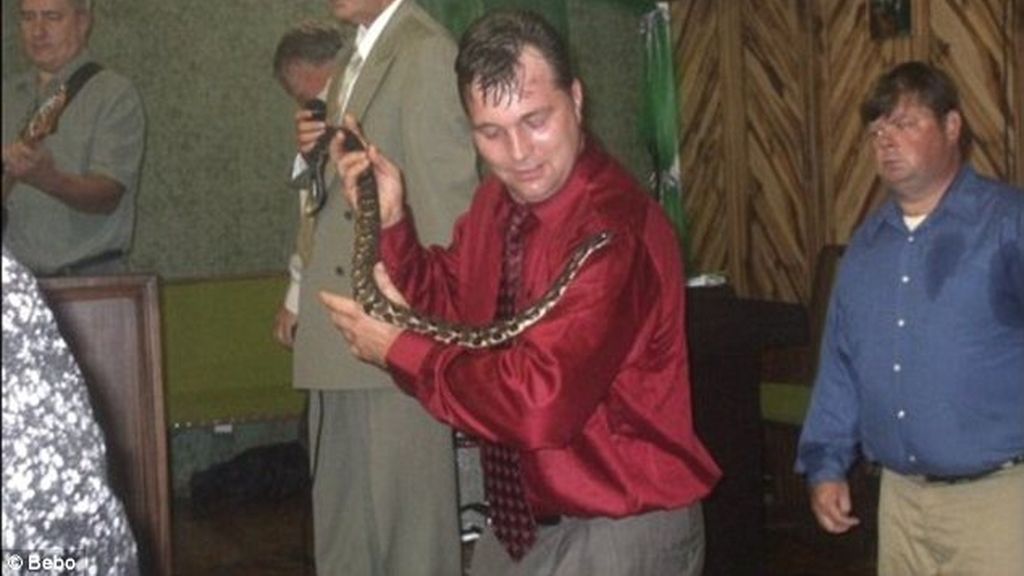 El predicador Mack Wolford, de 44 años, era uno de los pocos pastores de EEUU que siguen el Evangelio al pie de la letra y usan la serpiente en sus ceremonias. El predicador Mack Wolford, de 44 años, era uno de los pocos pastores de EEUU que siguen el Evangelio al pie de la letra y usan la serpiente en sus ceremonias.