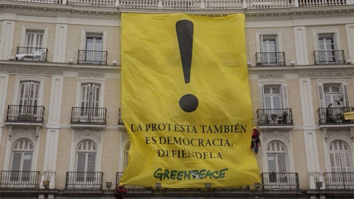 Greenpeace despliega una pancarta en Sol contra la 'Ley Mordaza'