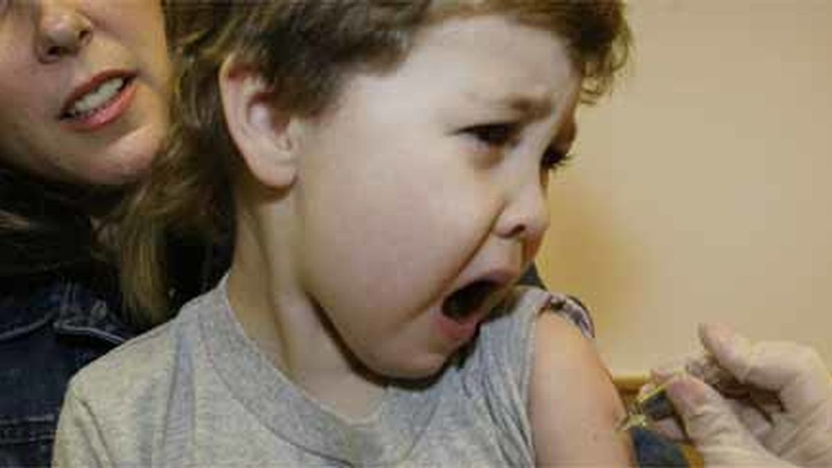 Un niño recibiendo una vacuna en Boston