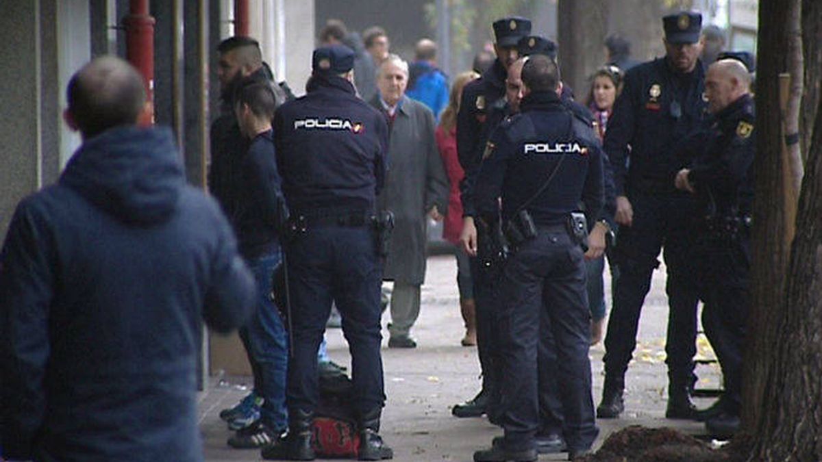 La policía con algunos detenidos tras la reyerta en Madrid