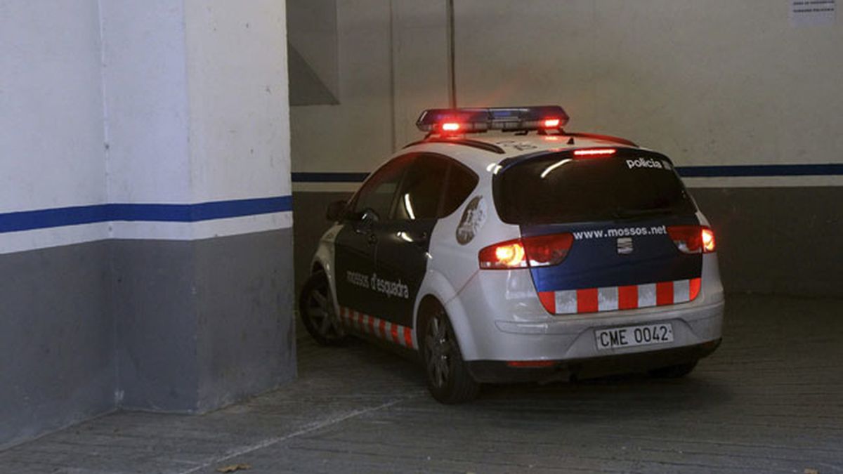 Un coche de los Mossos d'Esquadra  lleva a varios detenidos de Sabadell al juzgado