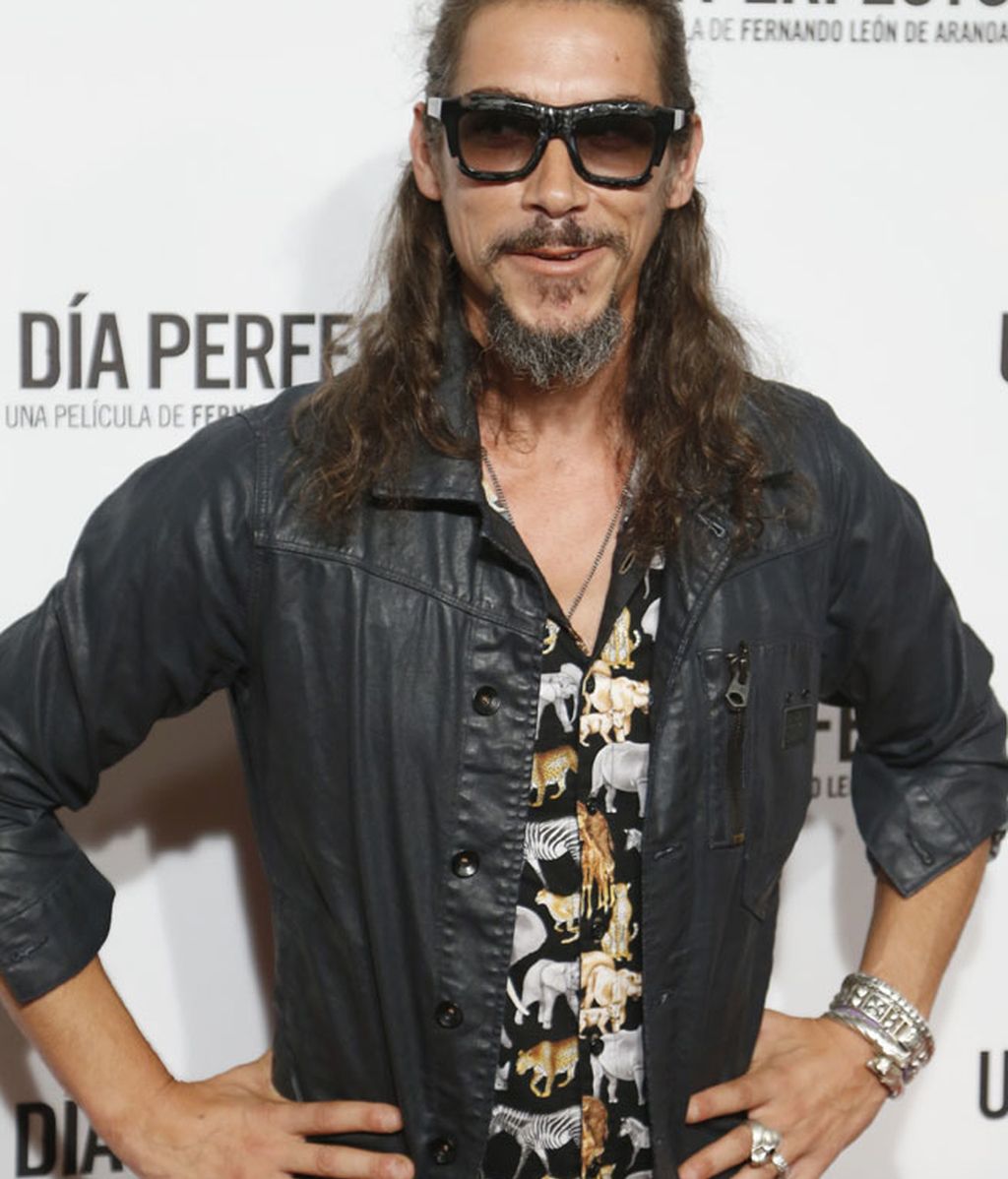 El actor Oscar Jaeneda posó con gafas de sol en el photocall