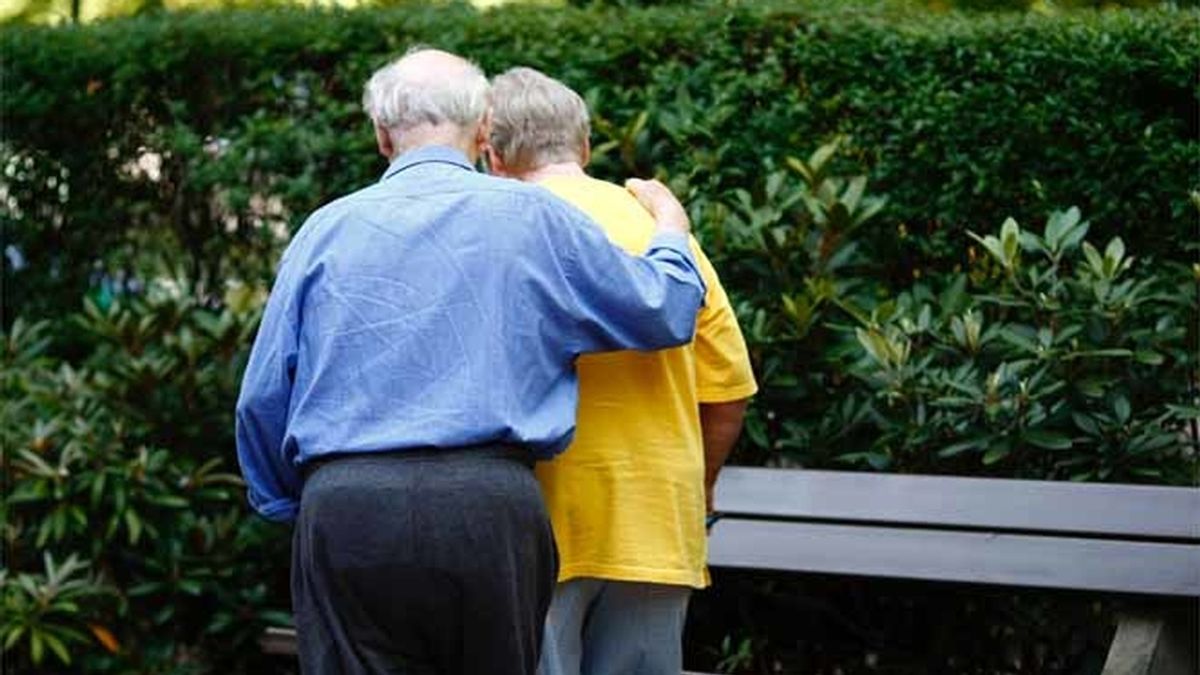 Pareja de ancianos pasea fuera de una casa para ancianos en Hamburgo