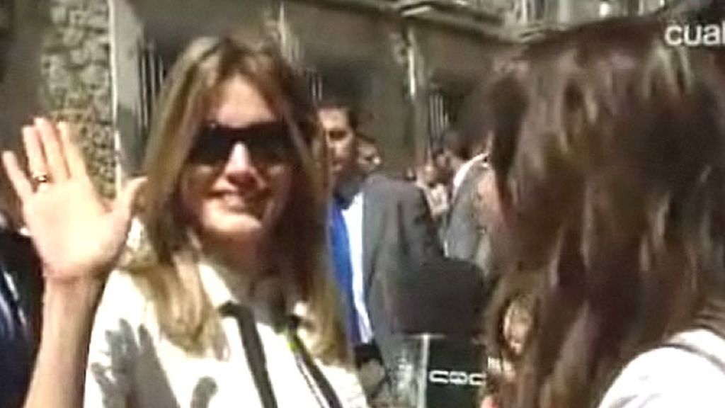 La Princesa Letizia saluda tras ponerse las gafas de CQC