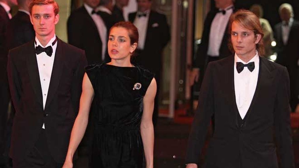 Andrea, Carlota y Pierre Casiraghi se hacen con el mando