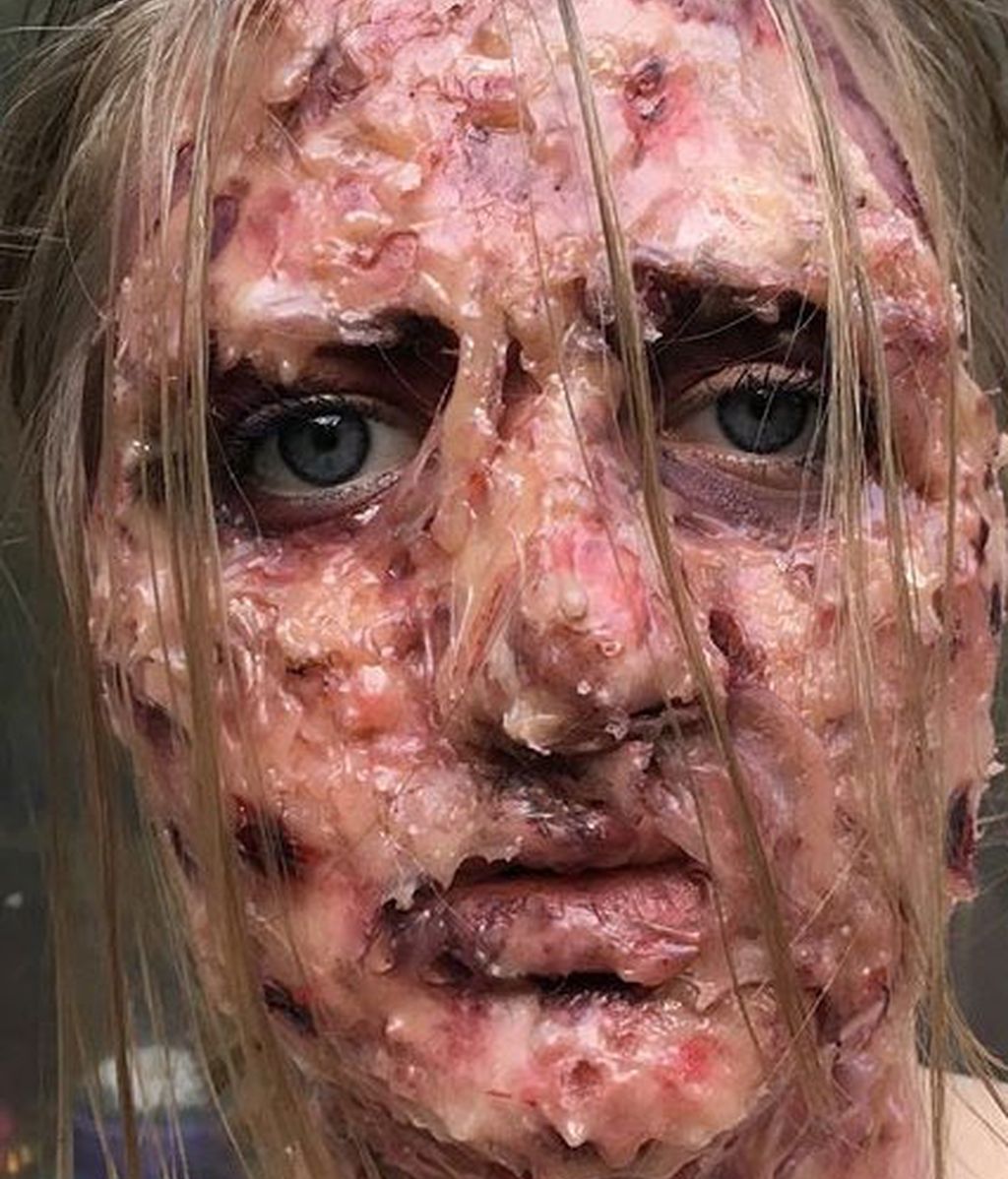 Tiffany Baze  consigue de forma autodidacta looks escalofriantes