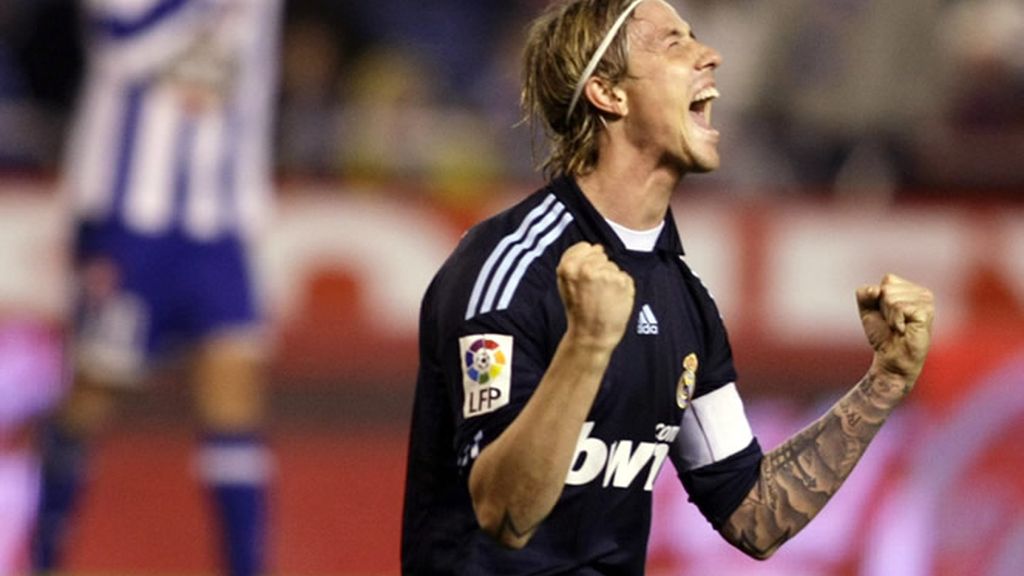 Guti, celebrando un gol