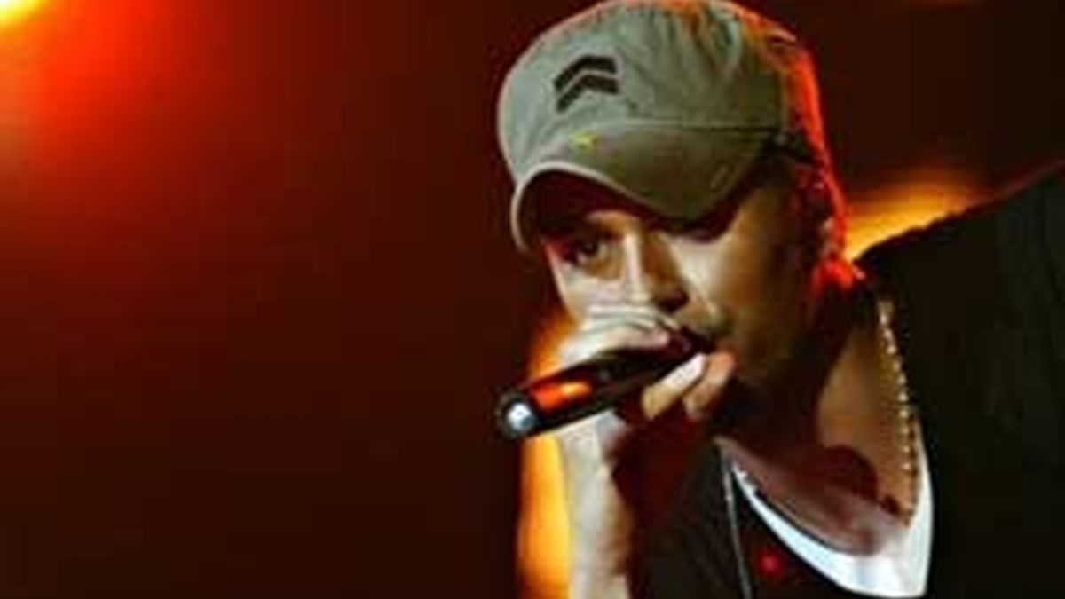 El cantante Enrique Iglesias en una foto de archivo durante uno de sus conciertos. Foto: AP
