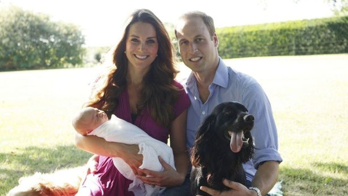 Los Duques de Cambridge posan felices para la primera foto de su álbum de familia