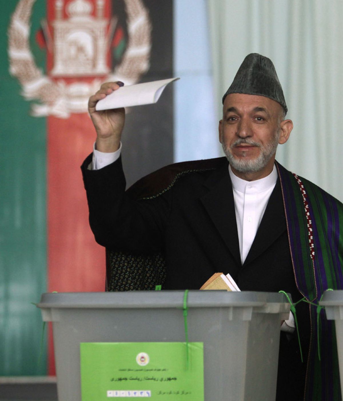 Hamid Karzai votando