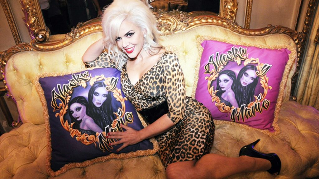 Silvia Superstar posando con estos preciosos cojines diseñados para la ocasión