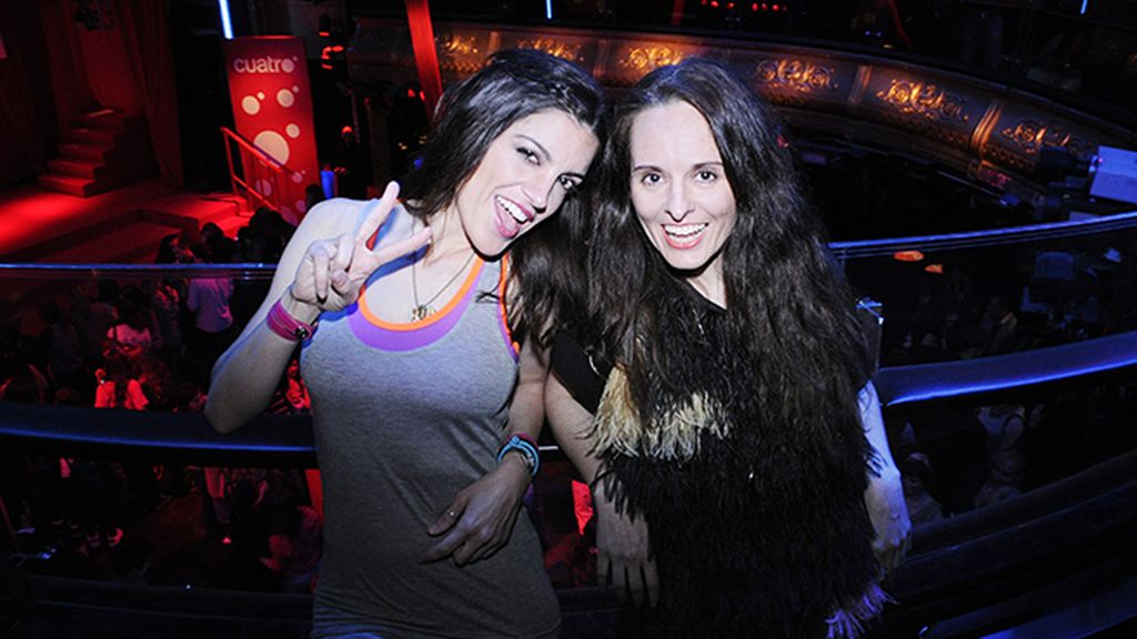 La periodista y blogger Jimena Mazucco, con un vestido de Lebor Gabala, junto a la diseñadora Ana Locking