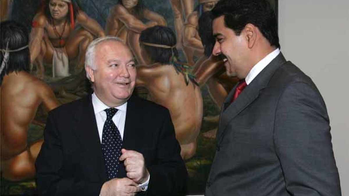 Miguel Ángel Moratinos, junto a su homólogo venezolano, Nicolás Maduro