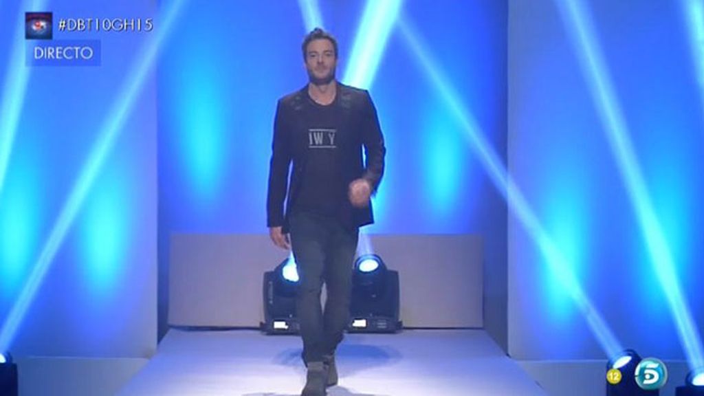 Los finalistas aplauden y piropean a los "modelos"