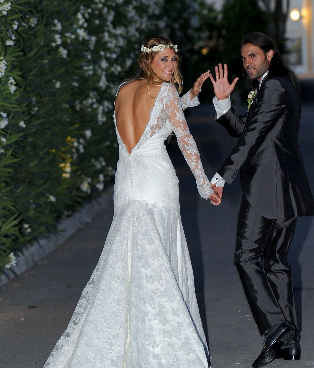 Elisabeth lució una sugerente apertura en la espalda