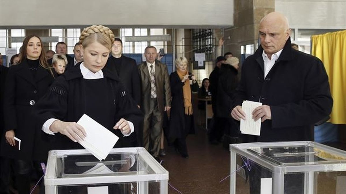Timoshenko deposita su voto en las elecciones parlamentarias ucranianas