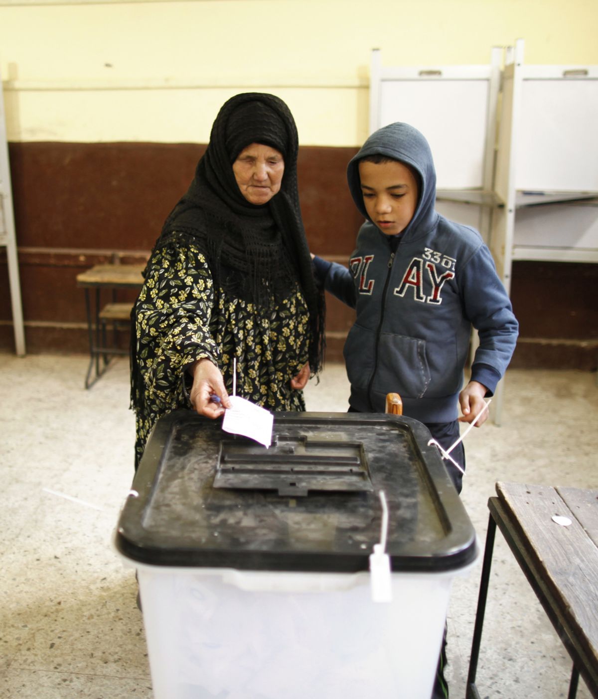 Los colegios electorales egipcios abren sus puertas en la segunda jornada del referéndum constitucional