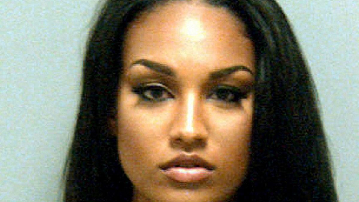 La nueva 'convicta sexy' convierte en viral su ficha de la policía