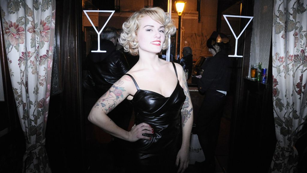 Lovely Libia luciendo uno de los modelos de "Exótica"