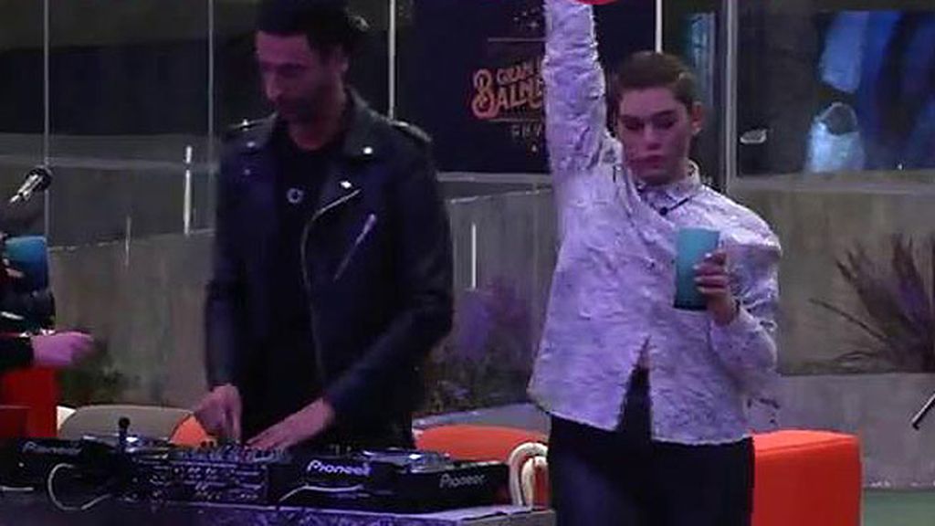 El amigo de Isa Pantoja se ha desmelenado