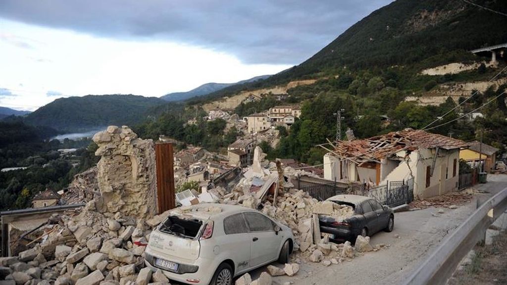 Desesperada búsqueda de supervivientes en los pueblos asolados por el terremoto