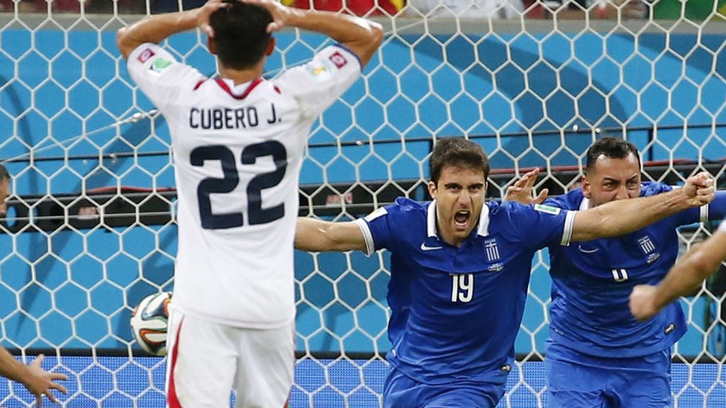 Estallido de alegría griego ante la mirada del tico Cubero