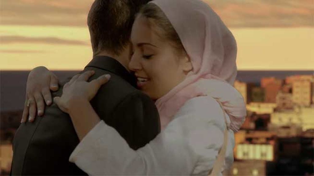 Aunque la atracción entre ambos es evidente, Fátima está prometida