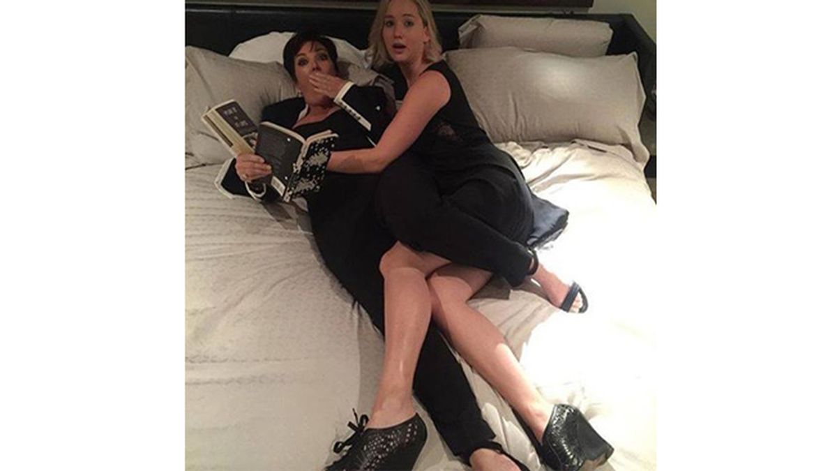 ¿Qué hace Jennifer Lawrence en la cama con la madre de Kim Kardashian?