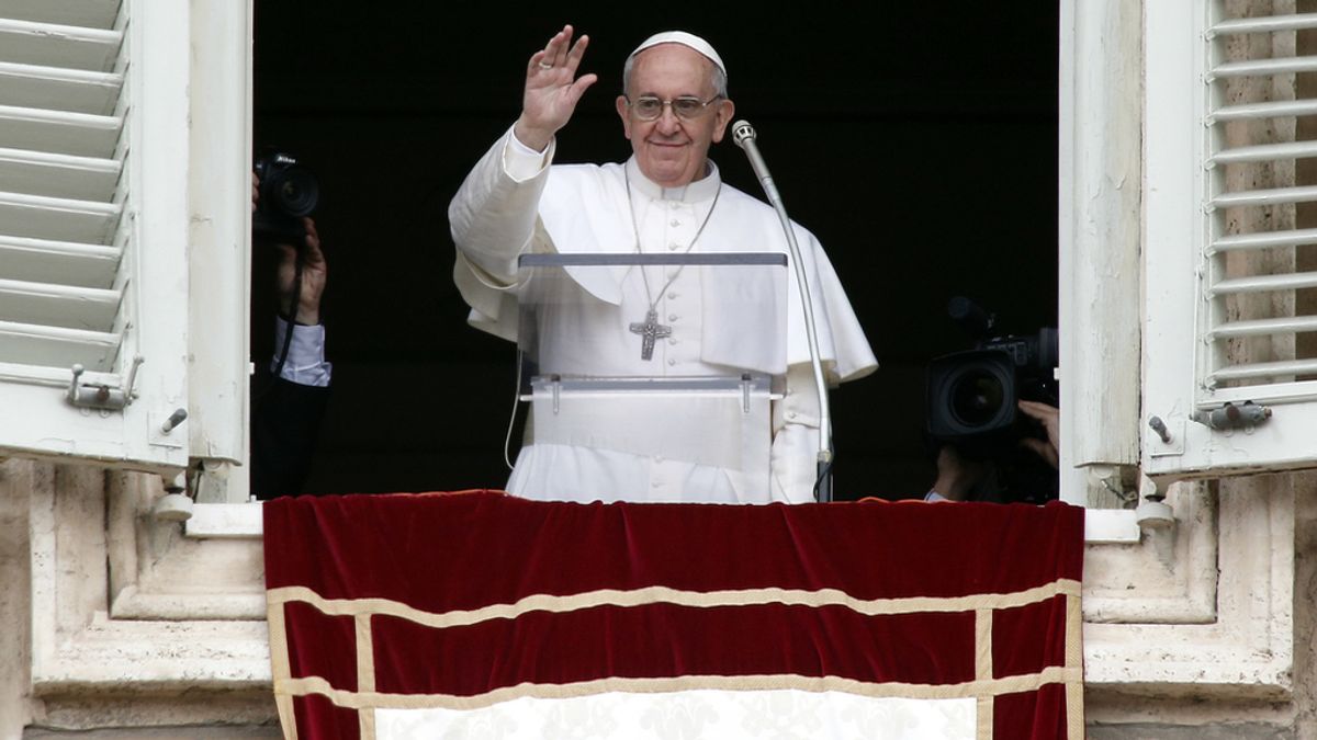 Papa Francisco desde la ventana de su despacho durante su primer ángelus