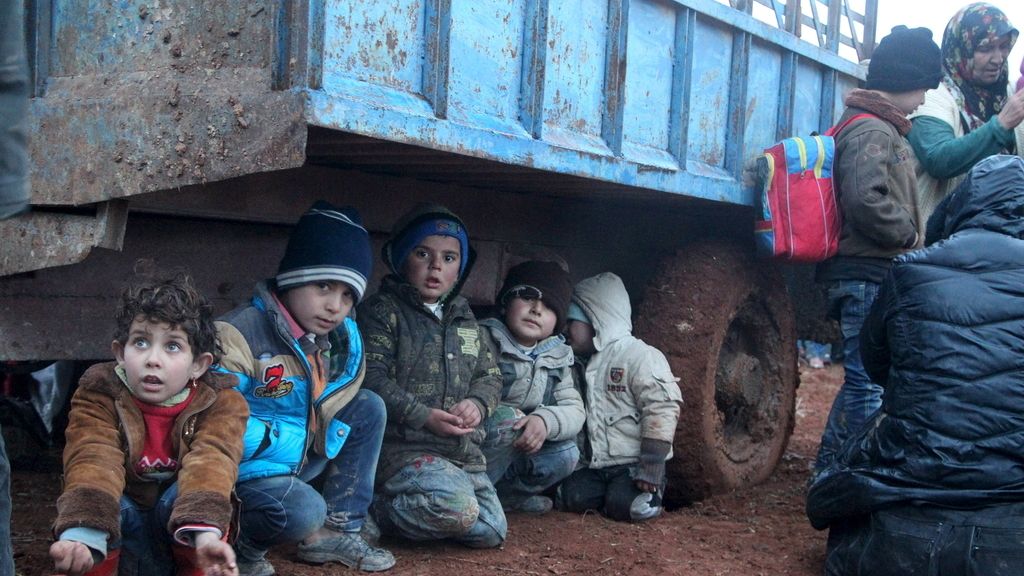 Niños que huyen con su familia de la violencia del Estado Islámico