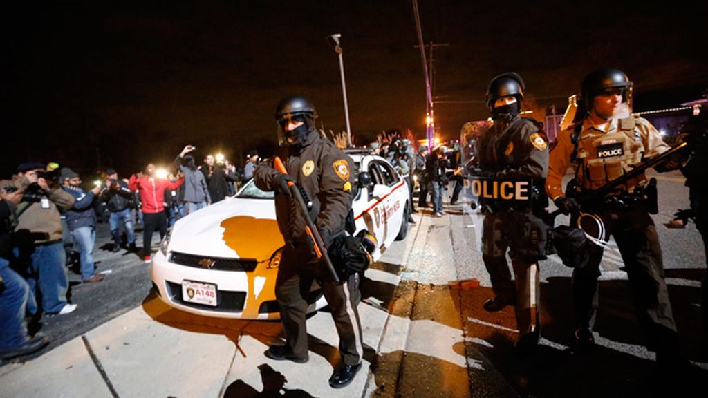 Decenas de detenidos y edificios en llamas