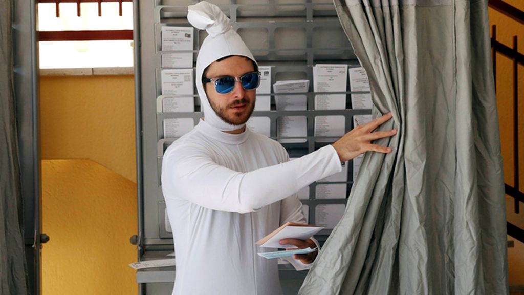 Un hombre disfrazado de espermatozoide acude a un colegio electoral de Madrid a votar