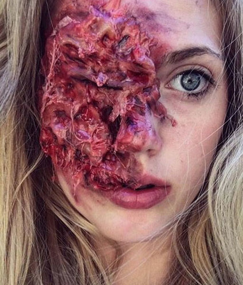 Tiffany Baze  consigue de forma autodidacta looks escalofriantes