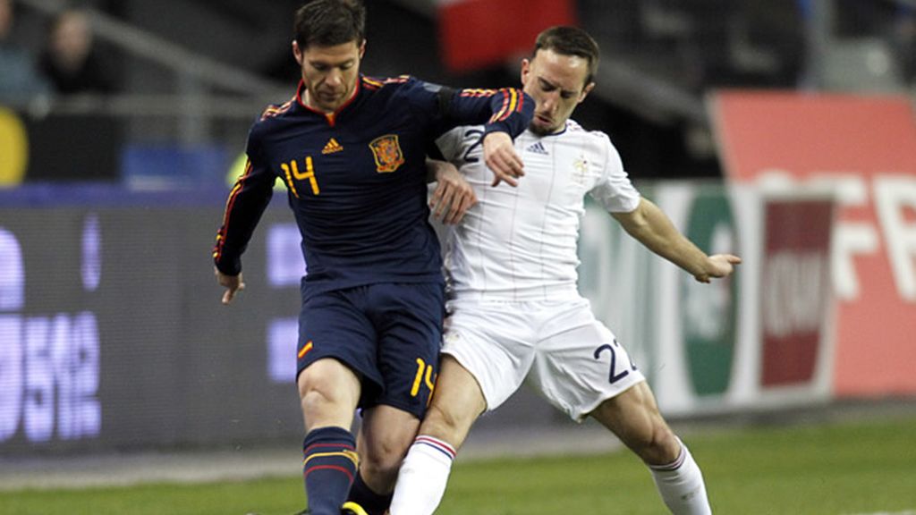 Xabi Alonso pelea un balón con Ribery