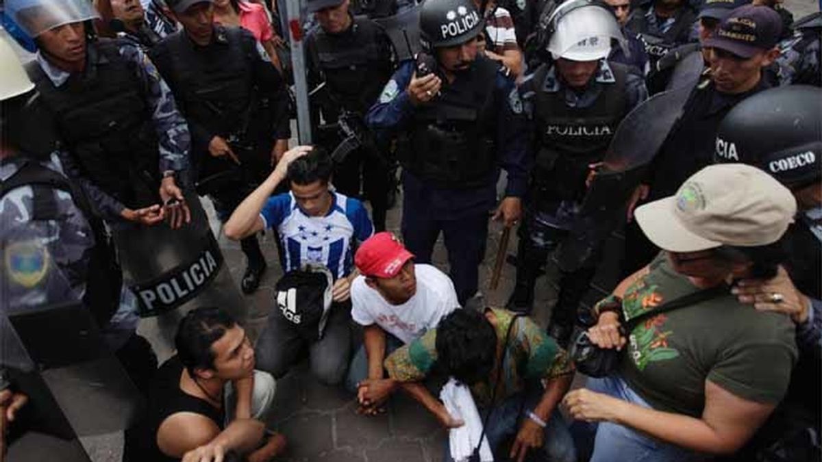 La Policía detiene a simpatizantes de Manuel Zelaya durante una manifestación