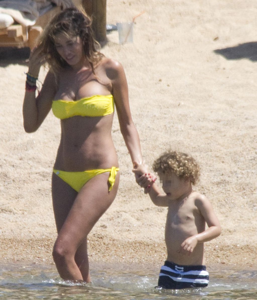 Aida Yespica, la novia de Özil, espera al futbolista en Cerdeña junto a su hijo