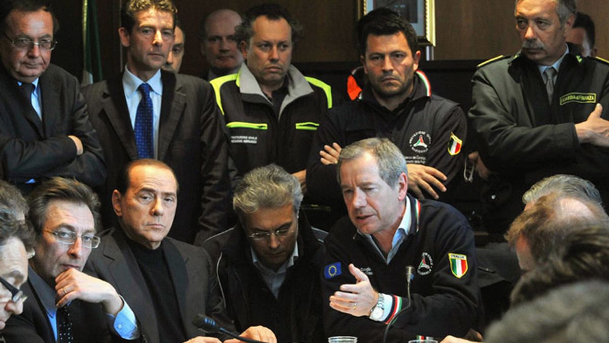 Berlusconi asiste a la rueda de prensa de Protección Civil