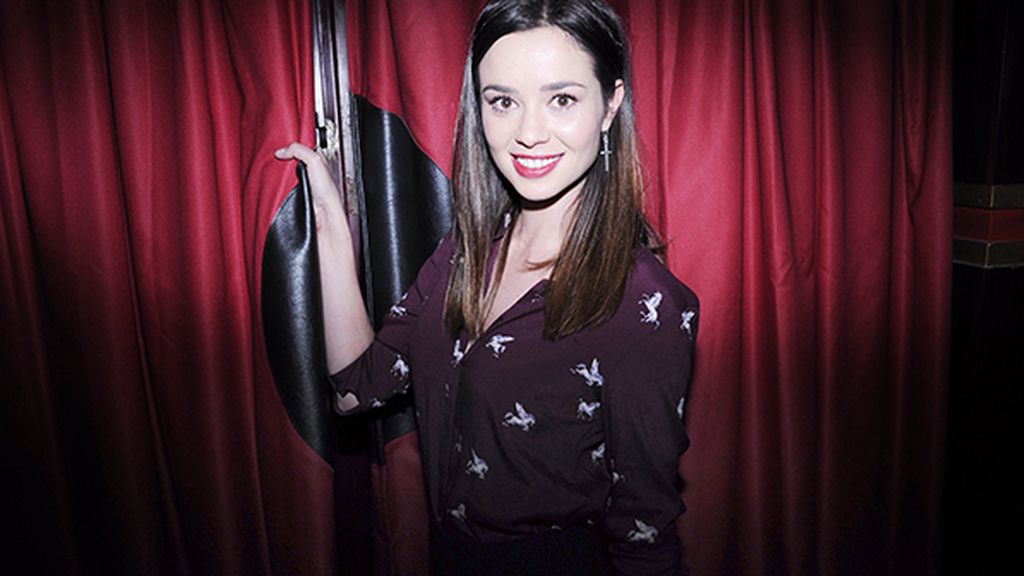 Dafne Fernández en el interior del cine Capitol con blusa de Bimba y Lola