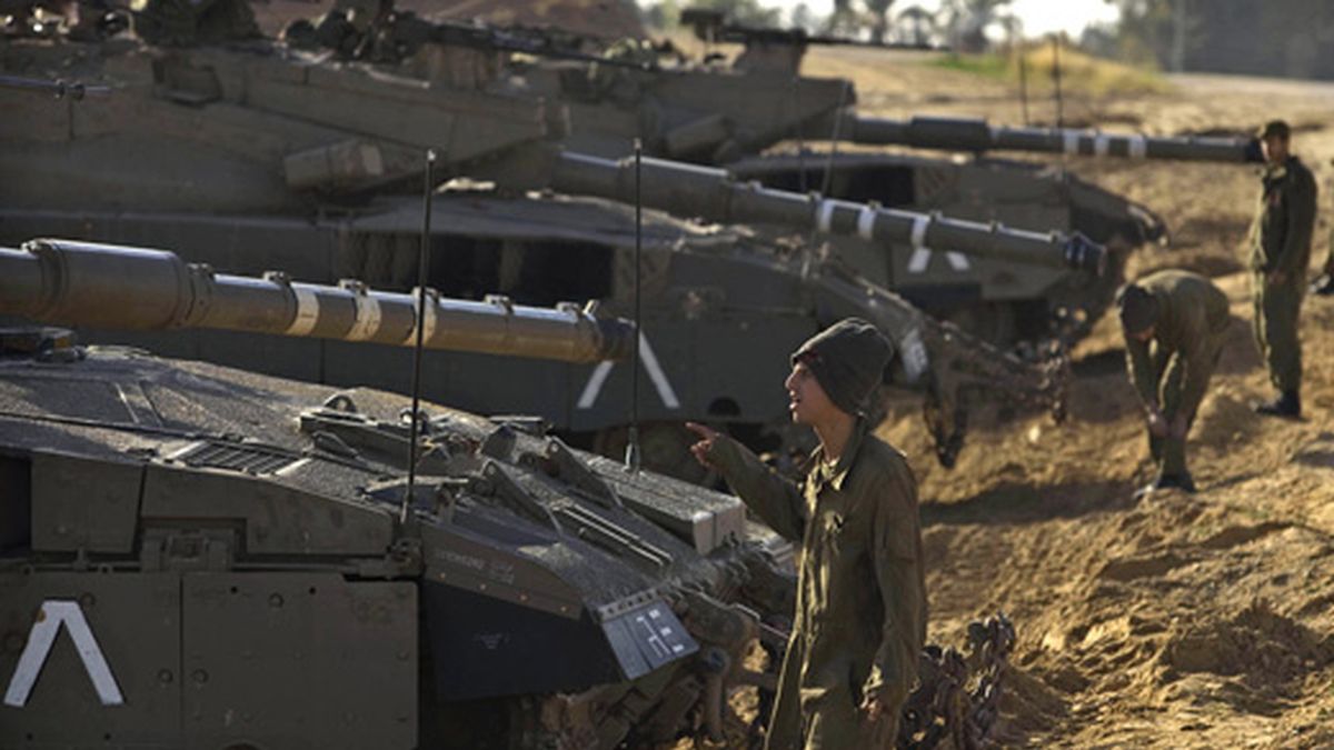 Cientos de soldados israelíes y acorazados permanecen en torno a Gaza para una eventual ofensiva terrestre en la franja, el paso sucesivo tras los bombardeos masivos de este sábado. Foto:AP