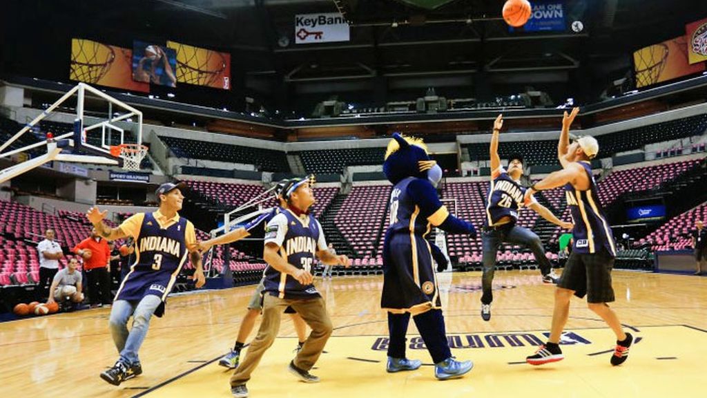 Las estrellas de MotoGP™ se citan con los Indiana Pacers