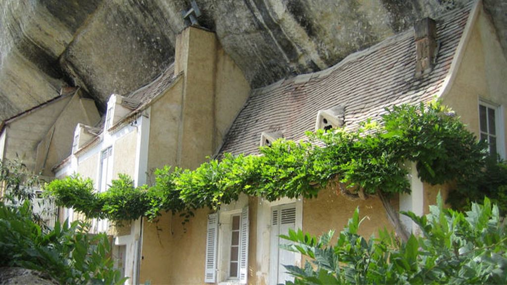 Casas y pueblos construidos bajo las piedras